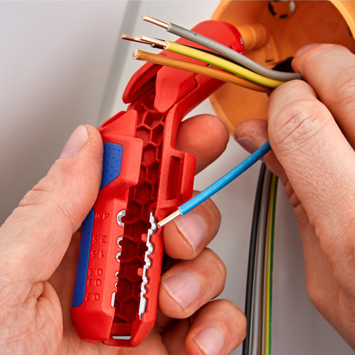 Knipex universalus išmontavimo įrankis - ergostrip dešinė - raudona