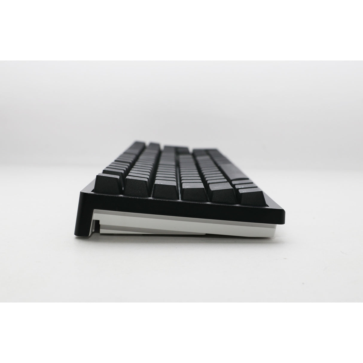 Ducky Zero 6108 clavier de jeu mécanique RVB noir classique (noir, disposition américaine (qwerty), rouge cerise mx2a, 100 %, LED RVB, pbt double-shot, échange à chaud, 2,4 GHz | Bluetooth | USB-C)
