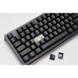 Ducky zero 6108 klasična črna rgb mehanska igralna tipkovnica (črna, ameriška postavitev (qwerty), češnjeva mx2a modra, 100 % rgb LED, dvojni posnetek pbt, vroča zamenjava, 2,4 GHz | bluetooth | usb-c)